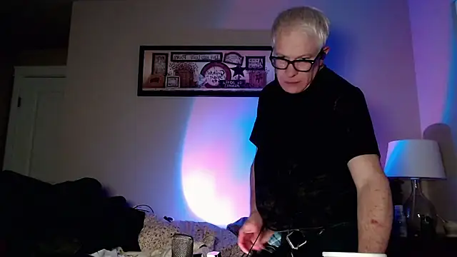 Snarfle82 online show from 12/03/25, 05:19