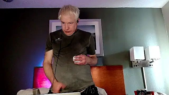 Snarfle82 online show from 12/19/25, 06:43