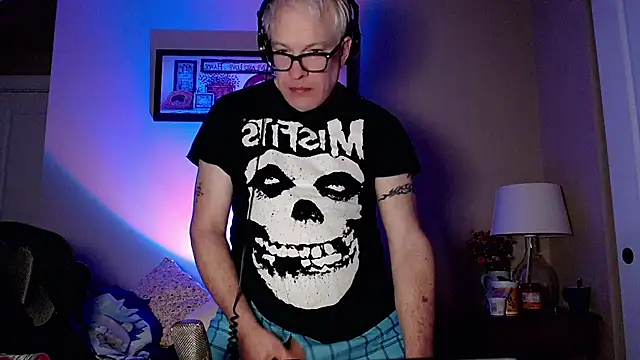 Snarfle82 online show from 11/23/25, 02:16