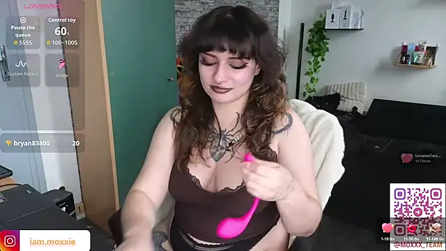 Moxxxie online show from 10/24/25, 03:55