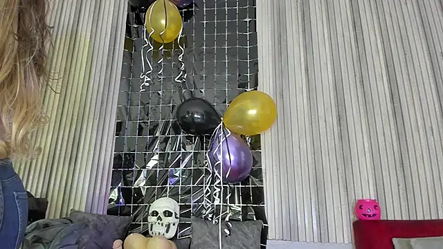 Snapshot of BriannaChelsea chatting on 10/31/25, 12:13 BriannaChelsea online show from 10/31/25, 12:13