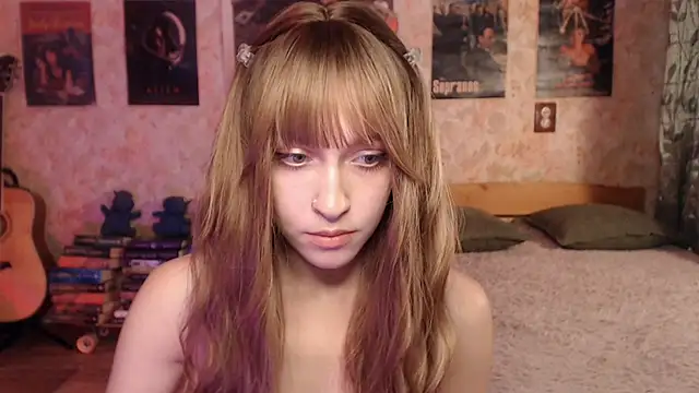 Snapshot of Friendly_Ellie chatting on 07/18/26, 12:19 Friendly Ellie online show from 07/18/26, 12:19