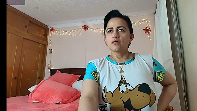 ISABEEL SOFIA01 online show from 05/17/26, 11:49