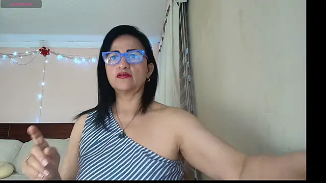 ISABEEL SOFIA01 online show from 04/15/26, 11:16