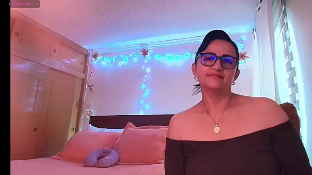 ISABEEL SOFIA01 online show from 05/17/26, 11:43