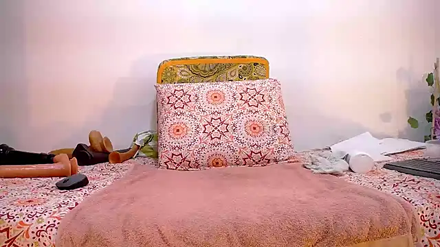 isabella-yumm online show from 06/03/26, 12:00