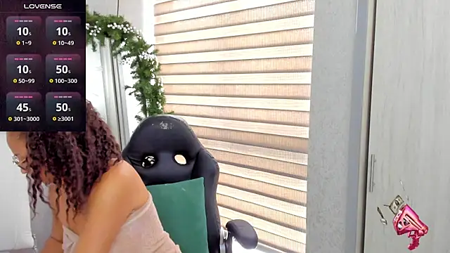 Snapshot of EmmaFerrary chatting on 12/19/25, 03:47 EmmaFerrary online show from 12/19/25, 03:47