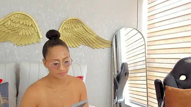 Snapshot of EmmaFerrary chatting on 02/26/26, 04:40 EmmaFerrary online show from 02/26/26, 04:40