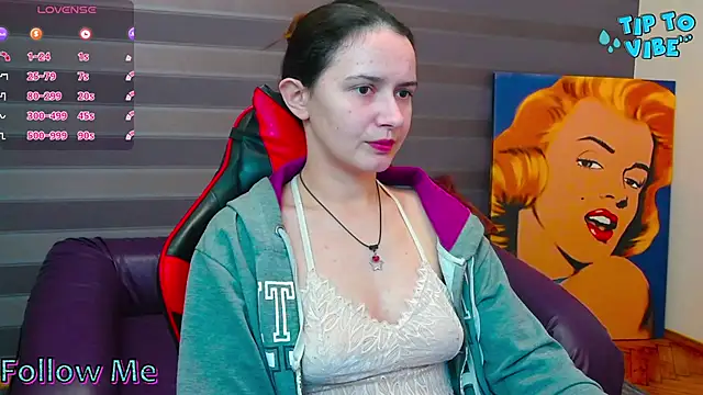 iris nikhols online show from 11/03/25, 10:24