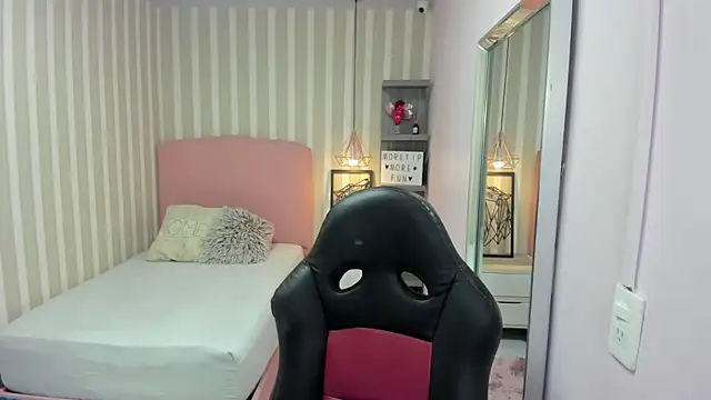 Snapshot of LORELAIGIVEN chatting on 11/26/25, 12:27 LORELAIGIVEN online show from 11/26/25, 12:27