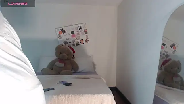 ValienteGirl  online show from 12/01/25, 12:22