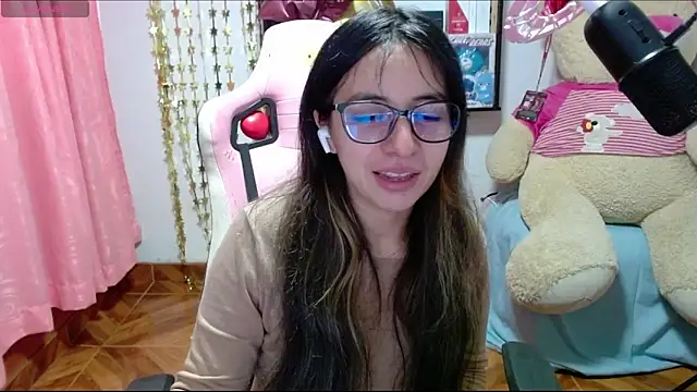 Maggie Fox3 online show from 11/25/25, 01:39