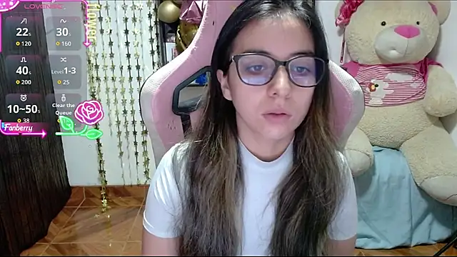 Snapshot of Maggie_Fox3 chatting on 10/18/25, 02:13 Maggie Fox3 online show from 10/18/25, 02:13