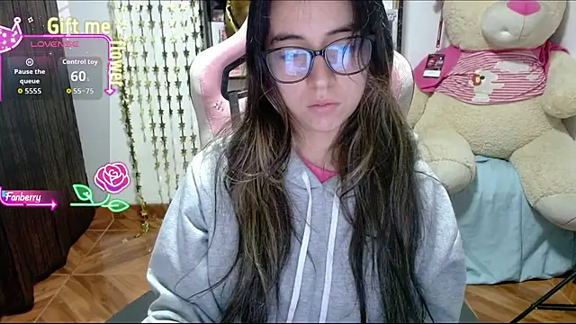 Snapshot of Maggie_Fox3 chatting on 10/16/25, 01:14 Maggie Fox3 online show from 10/16/25, 01:14