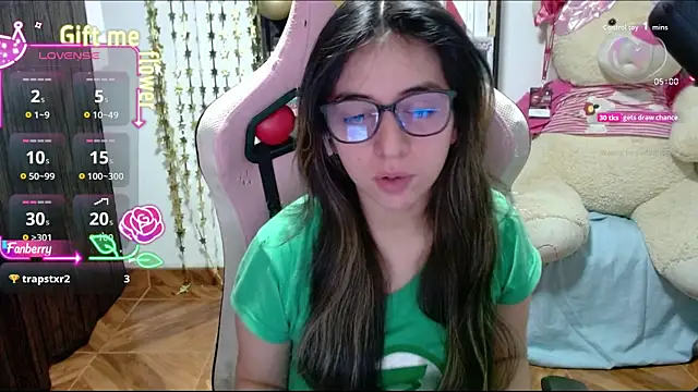 Snapshot of Maggie_Fox3 chatting on 09/19/25, 03:32 Maggie Fox3 online show from 09/19/25, 03:32