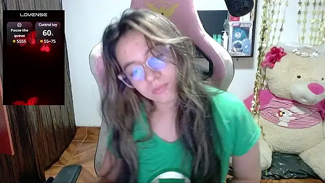 Snapshot of Maggie_Fox3 chatting on 02/28/25, 02:20 Maggie Fox3 online show from 02/28/25, 02:20