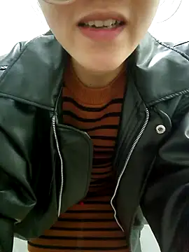 Snapshot of HinaLovely chatting on 12/31/24, 10:48 HinaLovely online show from 12/31/24, 10:48