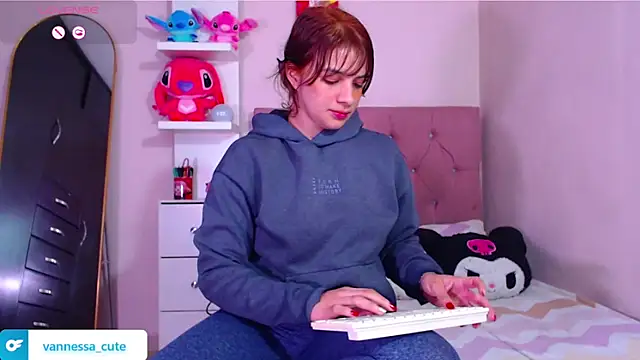 Snapshot of Vannessa__Shy chatting on 12/22/25, 07:03 Vannessa Shy online show from 12/22/25, 07:03