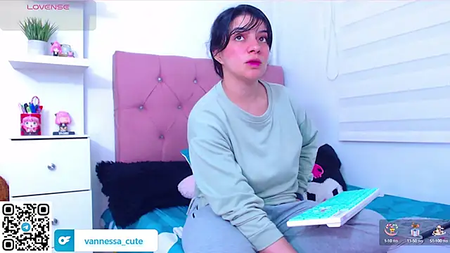 Snapshot of Vannessa__Shy chatting on 09/21/25, 09:53 Vannessa  Shy online show from 09/21/25, 09:53