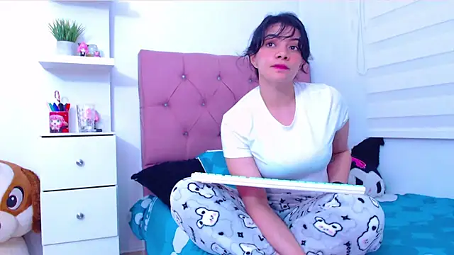 Snapshot of Vannessa__Shy chatting on 09/22/25, 11:33 Vannessa  Shy online show from 09/22/25, 11:33