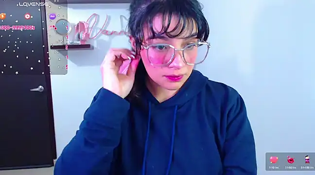 Snapshot of Vannessa__Shy chatting on 02/13/25, 10:00 Vannessa  Shy online show from 02/13/25, 10:00