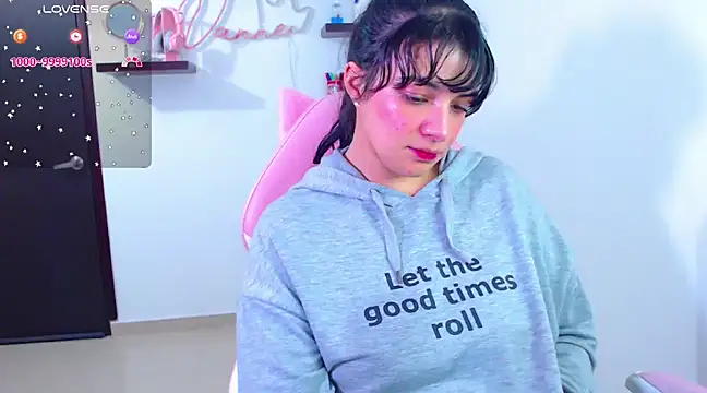 Snapshot of Vannessa__Shy chatting on 02/15/25, 04:12 Vannessa  Shy online show from 02/15/25, 04:12