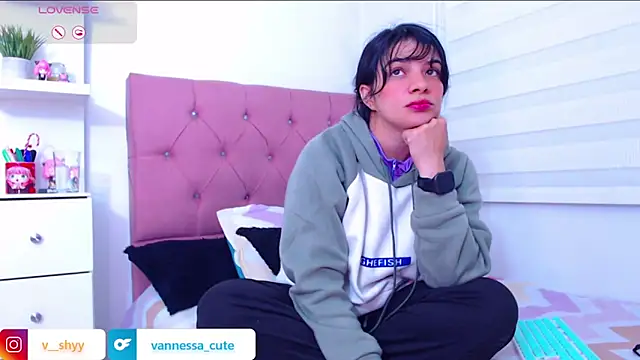 Snapshot of Vannessa__Shy chatting on 09/26/25, 12:28 Vannessa  Shy online show from 09/26/25, 12:28