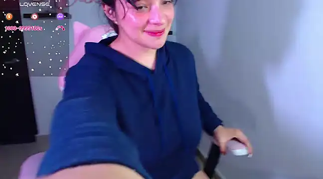 Snapshot of Vannessa__Shy chatting on 02/19/25, 12:03 Vannessa  Shy online show from 02/19/25, 12:03