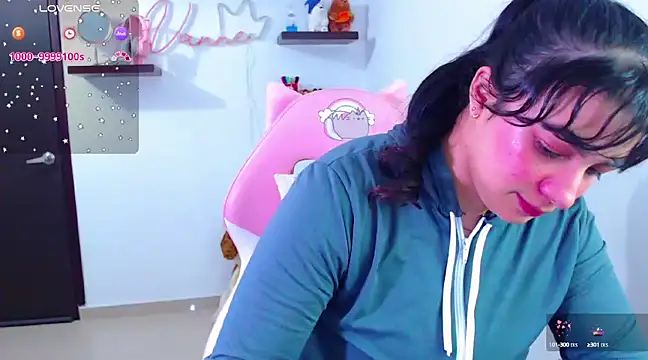 Snapshot of Vannessa__Shy chatting on 02/25/25, 09:37 Vannessa  Shy online show from 02/25/25, 09:37