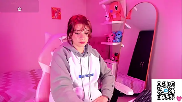 Snapshot of Vannessa__Shy chatting on 02/18/26, 04:25 Vannessa Shy online show from 02/18/26, 04:25