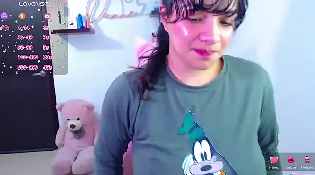 Snapshot of Vannessa__Shy chatting on 03/04/25, 11:00 Vannessa  Shy online show from 03/04/25, 11:00