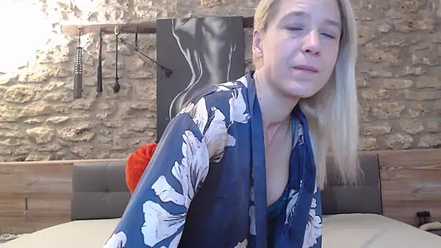 Snapshot of Naschkatze01 chatting on 12/21/25, 07:54 Naschkatze01 online show from 12/21/25, 07:54