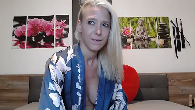 Snapshot of Naschkatze01 chatting on 09/26/25, 04:14 Naschkatze01 online show from 09/26/25, 04:14