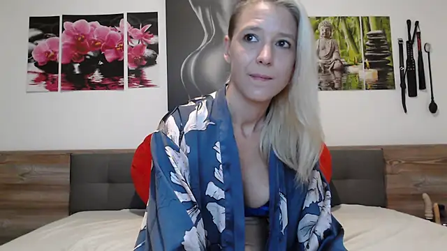 Snapshot of Naschkatze01 chatting on 10/13/25, 06:37 Naschkatze01 online show from 10/13/25, 06:37