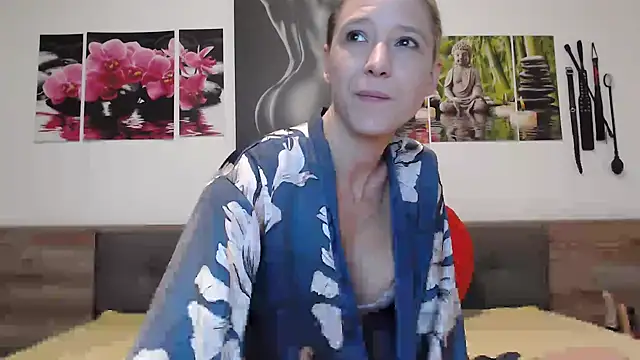 Snapshot of Naschkatze01 chatting on 10/20/25, 06:15 Naschkatze01 online show from 10/20/25, 06:15