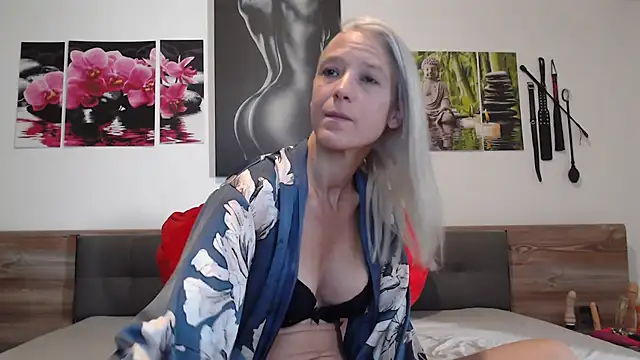 Snapshot of Naschkatze01 chatting on 09/19/25, 05:11 Naschkatze01 online show from 09/19/25, 05:11