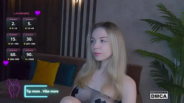 Holl1Would online show from 02/21/25, 03:34