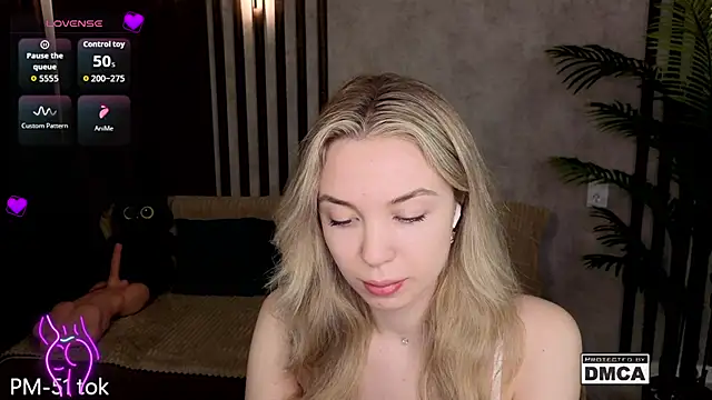 Holl1Would online show from 03/12/26, 08:35