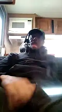 Snapshot of truckerlove69 chatting on 12/04/24, 04:32 truckerlove69 online show from 12/04/24, 04:32