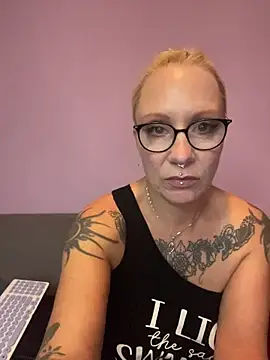 Snapshot of Jan_ina chatting on 10/10/25, 05:14 Jan ina online show from 10/10/25, 05:14