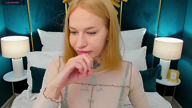 Snapshot of SarahLust chatting on 05/08/26, 12:20 SarahLust online show from 05/08/26, 12:20