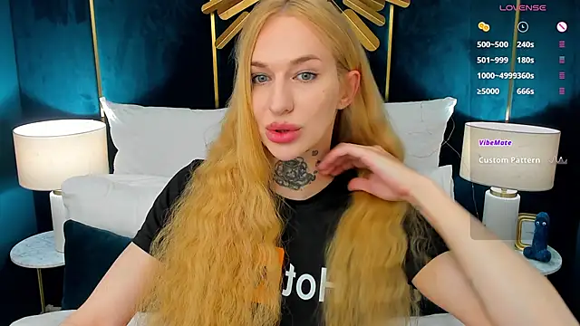 Snapshot of SarahLust chatting on 05/17/26, 12:16 SarahLust online show from 05/17/26, 12:16