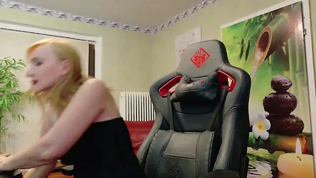 Snapshot of HotLana69 chatting on 03/03/25, 05:20 HotLana69 online show from 03/03/25, 05:20