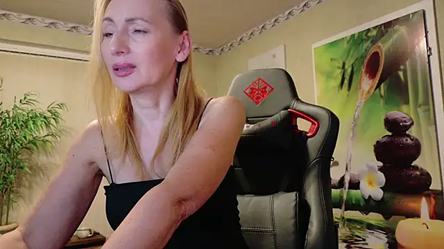 Snapshot of HotLana69 chatting on 10/21/25, 05:01 HotLana69 online show from 10/21/25, 05:01