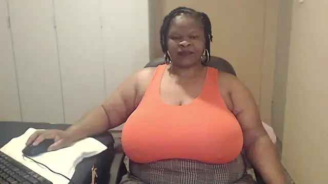 Snapshot of sweetnoziexx chatting on 10/05/25, 03:41 sweetnoziexx online show from 10/05/25, 03:41