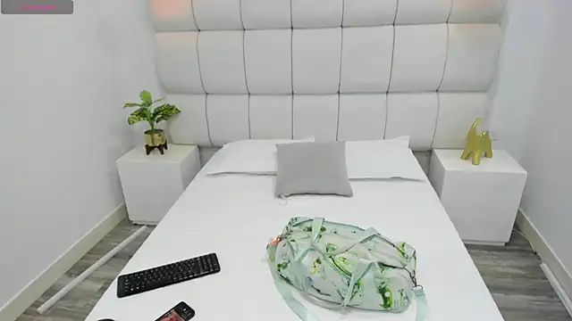 Snapshot of DanielleEvans_ chatting on 10/05/25, 11:23 DanielleEvans online show from 10/05/25, 11:23