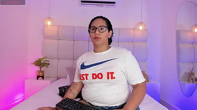 Snapshot of DanielleEvans_ chatting on 09/19/25, 11:25 DanielleEvans online show from 09/19/25, 11:25