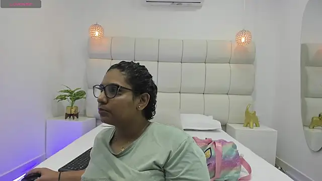 Snapshot of DanielleEvans_ chatting on 10/20/25, 11:22 DanielleEvans online show from 10/20/25, 11:22