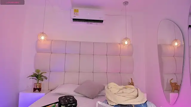 Snapshot of DanielleEvans_ chatting on 11/08/25, 11:25 DanielleEvans online show from 11/08/25, 11:25