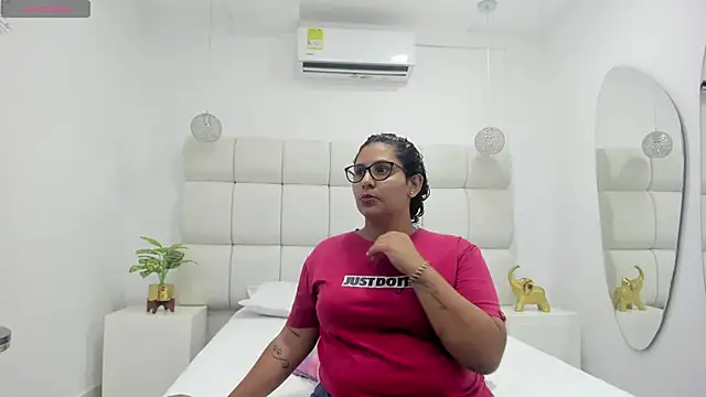 Snapshot of DanielleEvans_ chatting on 11/04/25, 11:25 DanielleEvans online show from 11/04/25, 11:25